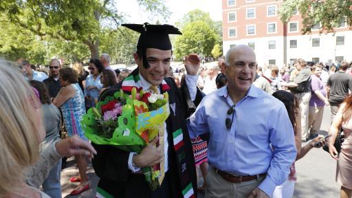 立博体育平台第一 graduate with parent